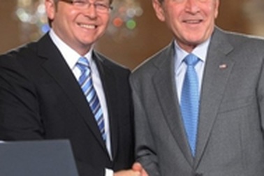 Thủ tướng Australia bị chỉ trích vì chào Bush theo kiểu nhà binh