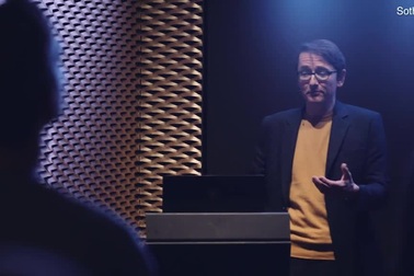 Ngỡ ngàng trước cặp tranh chân dung không bao giờ lặp lại