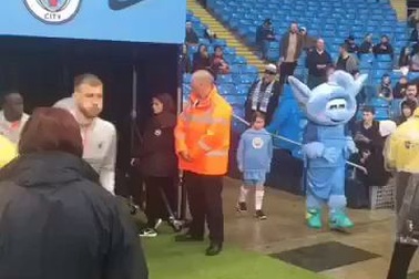 Các cầu thủ Liverpool ra sân Etihad