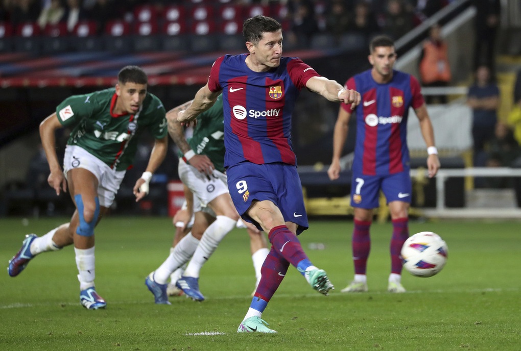 Lewandowski lập cú đúp, Barcelona bám đuổi Real Madrid - 1 Lewandowski lập cú đúp, Barcelona bám đuổi Real Madrid - 1