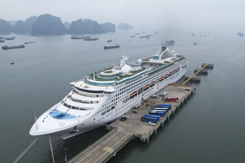 Quảng Ninh thu hơn 1.600 tỷ đồng trong 2 ngày nghỉ lễ - 1 Quảng Ninh thu hơn 1.600 tỷ đồng trong 2 ngày nghỉ lễ