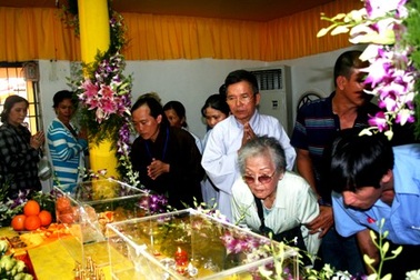 Hàng ngàn người dân đến chiêm bái Xá Lợi Phật