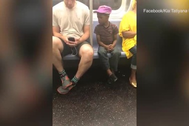 Khoảnh khắc người đàn ông đưa điện thoại cho cậu bé xa lạ gây cảm động