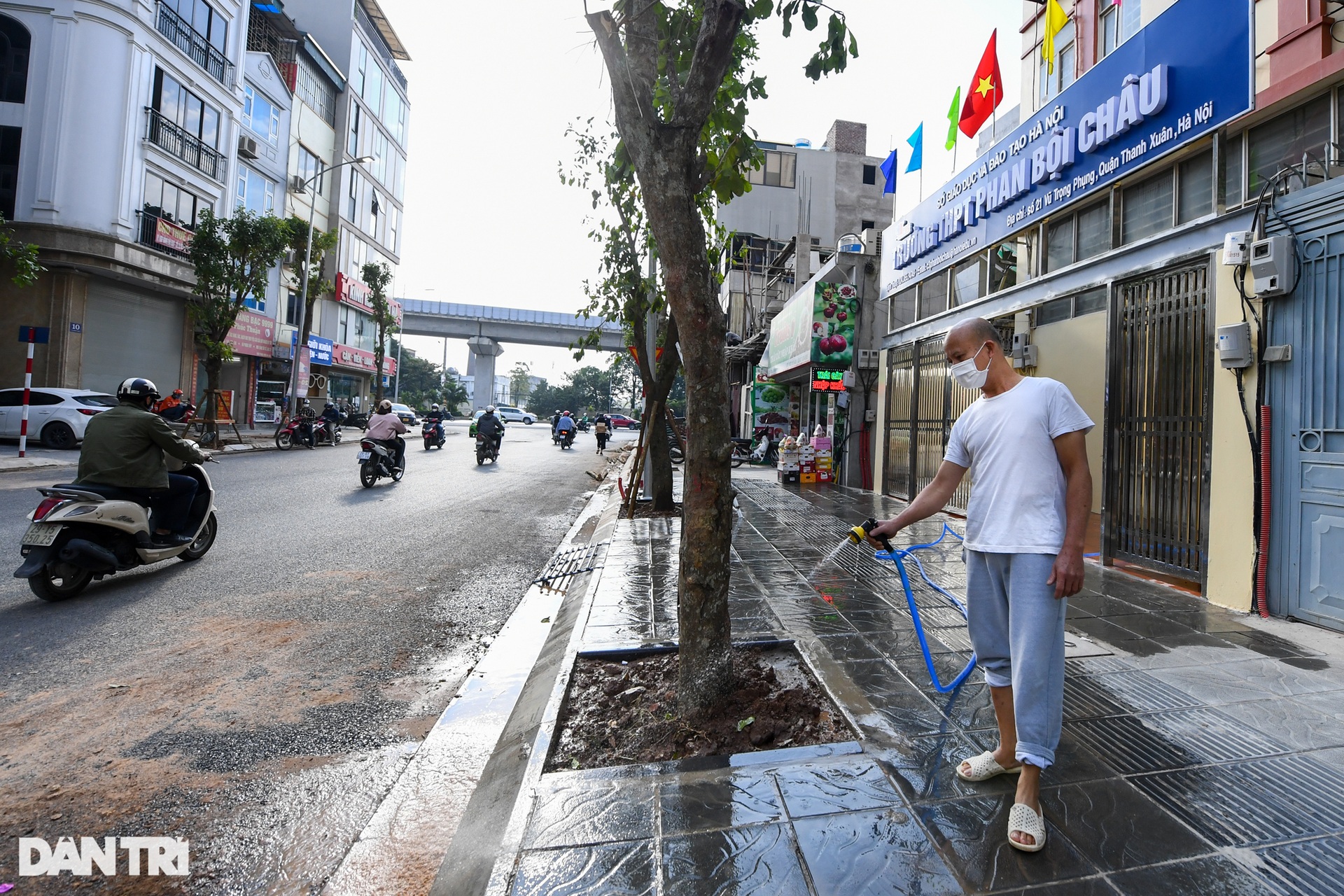 Người dân thủ đô thoát khổ trên đoạn đường 440m cải tạo 4 năm mới về đích - 4 Người dân thủ đô thoát khổ trên đoạn đường 440m cải tạo 4 năm mới về đích - 4