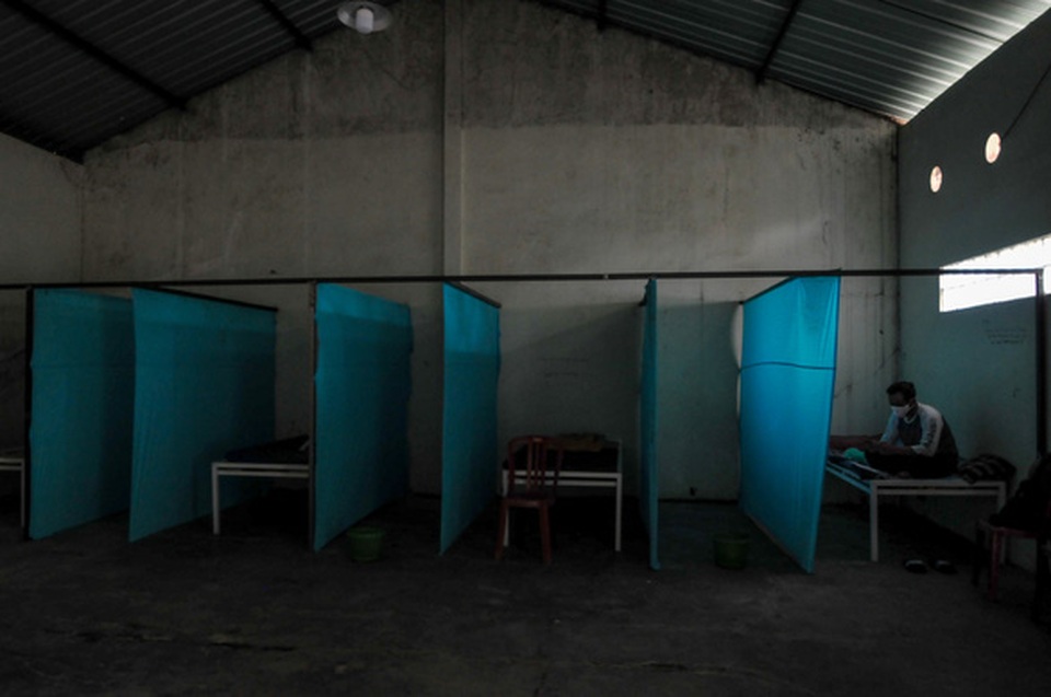 Indonesia: Nhốt người vi phạm cách ly vào nhà hoang bị ma ám - 3 Indonesia: Nhốt người vi phạm cách ly vào nhà hoang bị ma ám - 3
