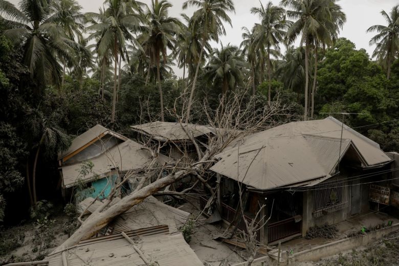 Núi lửa Philippines phun trào dung nham đỏ rực, dân khốn khổ vì tro bụi dày đặc - 9 Núi lửa Philippines phun trào dung nham đỏ rực, dân khốn khổ vì tro bụi dày đặc - 9