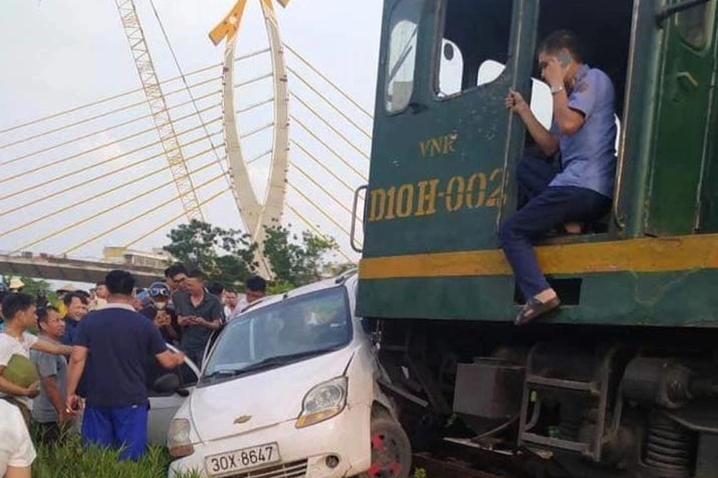 Vĩnh Phúc: Ô tô con bị tàu hỏa đâm bẹp, hai bố con thoát nạn - 2 Vĩnh Phúc: Ô tô con bị tàu hỏa đâm bẹp, hai bố con thoát nạn - 2