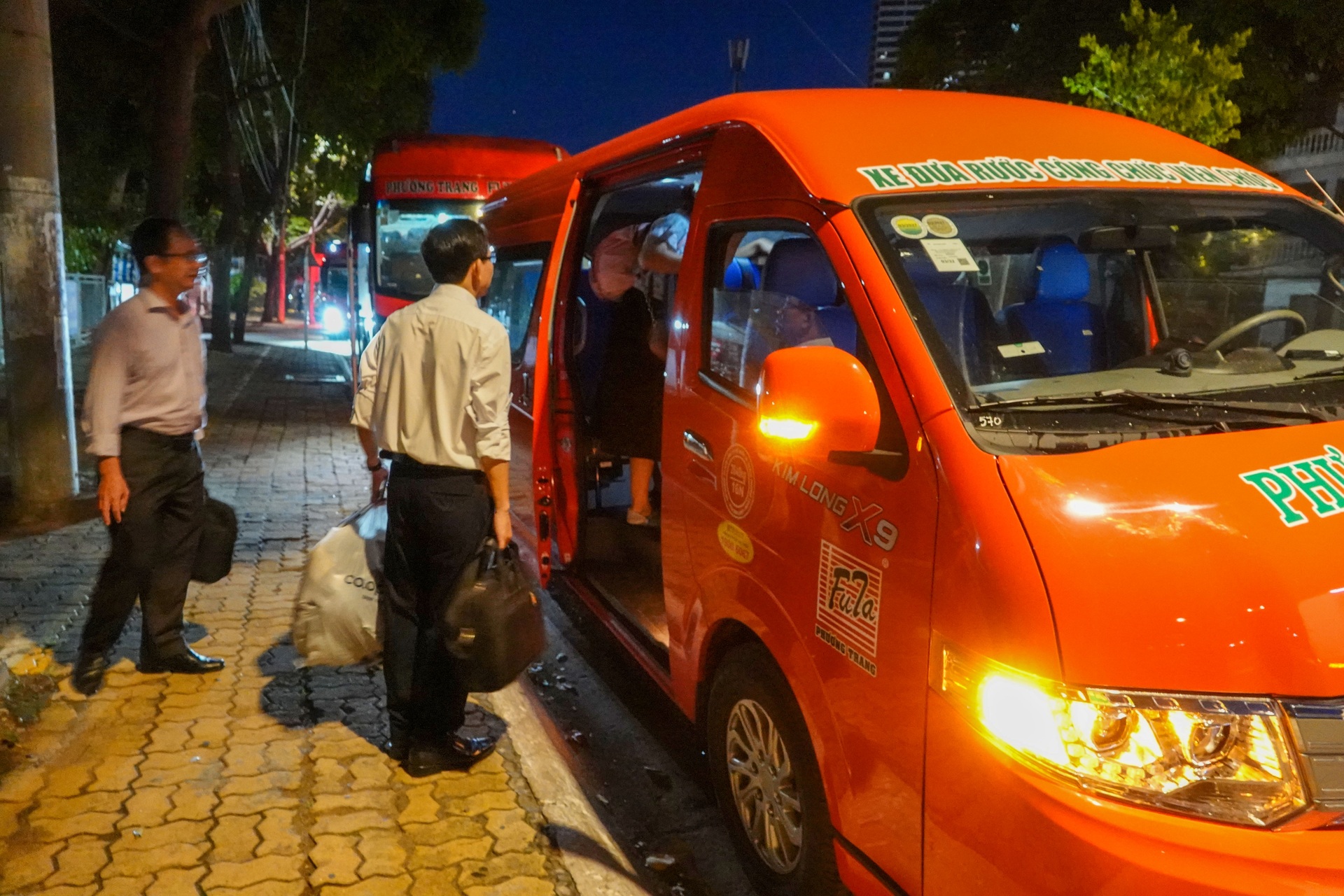 Chuyện những chuyến xe từ 4h, cán bộ công chức đi làm 100km mỗi ngày - 4 Chuyện những chuyến xe từ 4h, cán bộ công chức đi làm 100km mỗi ngày - 4