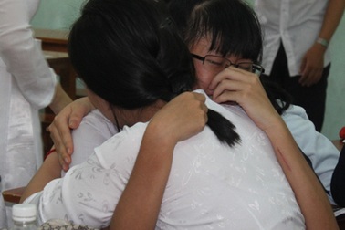 Nước mắt vỡ òa ngày chia tay tuổi học trò