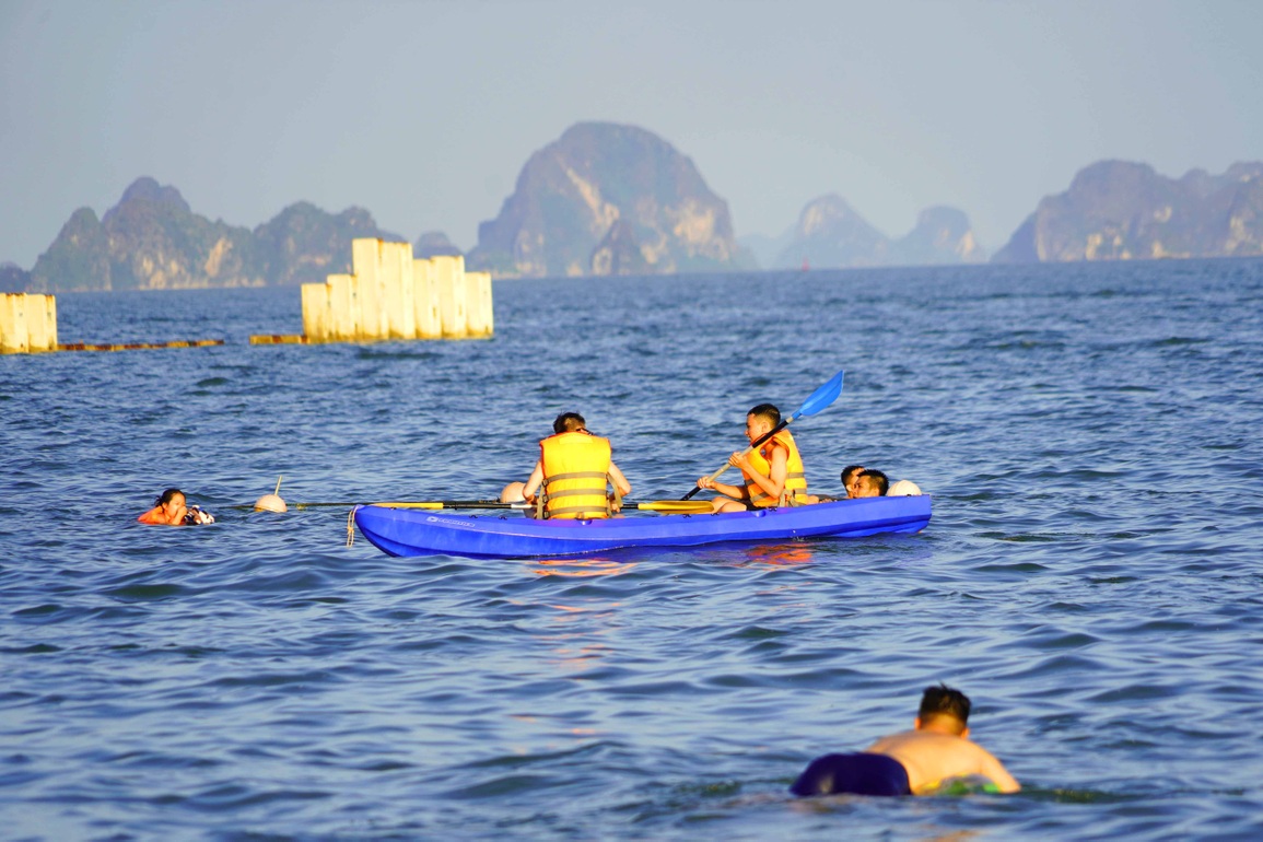 Nghìn người đổ về biển Quảng Ninh giải nhiệt nắng nóng - 8 Nghìn người đổ về biển Quảng Ninh giải nhiệt nắng nóng - 8