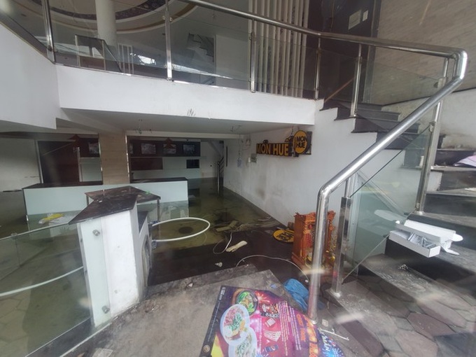 Cảnh hoang lạnh, đổ nát của loạt nhà hàng Món Huế, Phở Ông Hùng ở Hà Nội sau tin quỵt tiền - Ảnh 4. Cảnh hoang lạnh, đổ nát của loạt nhà hàng Món Huế, Phở Ông Hùng ở Hà Nội sau tin quỵt tiền - Ảnh 4.