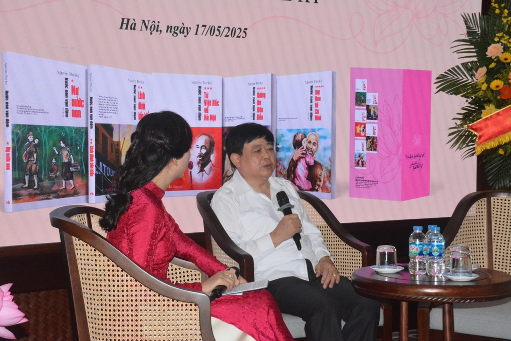 Nhà văn Nguyễn Thế Kỷ viết về Bác Hồ: Ấp ủ 20 năm, lạc rang luôn ở trên bàn - 2 Nhà văn Nguyễn Thế Kỷ viết về Bác Hồ: Ấp ủ 20 năm, lạc rang luôn ở trên bàn - 2