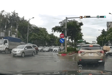 To như xe khách, nhỏ như xe máy "rủ nhau" đi ngược chiều