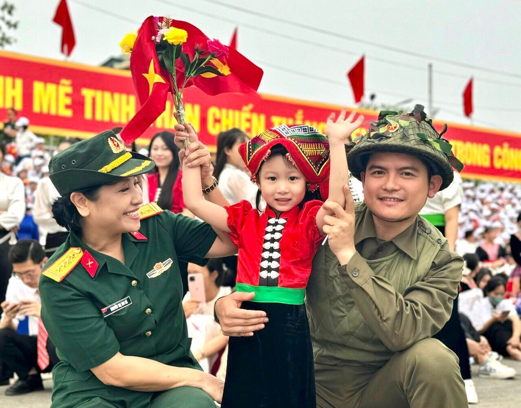 Em bé được chọn làm bé gái tượng đài ở Điện Biên Phủ bất ngờ nổi tiếng - 1 Em bé được chọn làm bé gái tượng đài ở Điện Biên Phủ bất ngờ nổi tiếng - 1