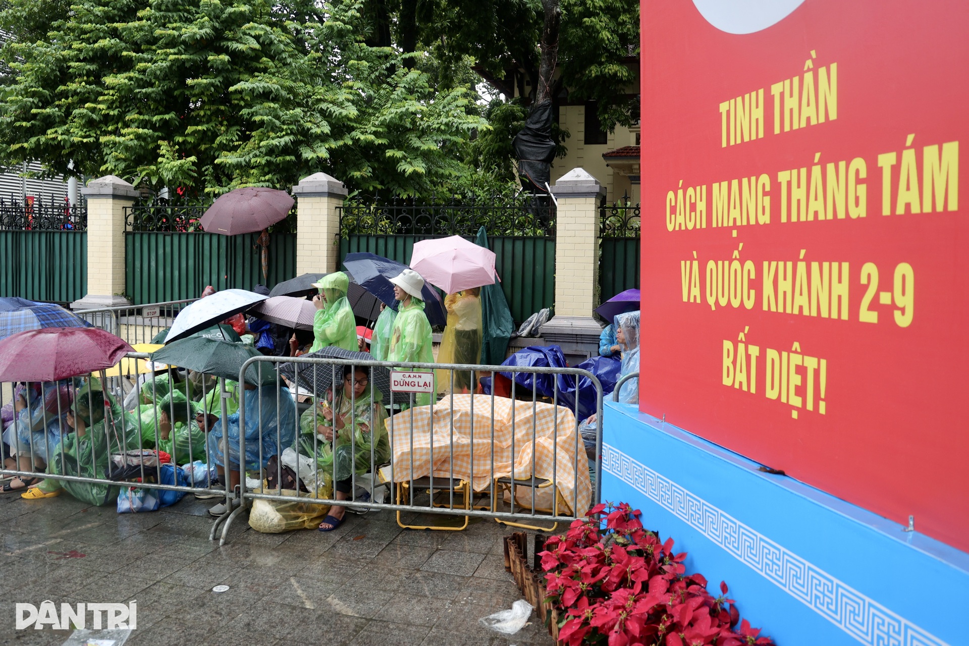 Đội ô, khoá ghế… ngồi kín vỉa hè từ đêm chờ xem sơ duyệt diễu binh - 13 Đội ô, khoá ghế… ngồi kín vỉa hè từ đêm chờ xem sơ duyệt diễu binh - 13