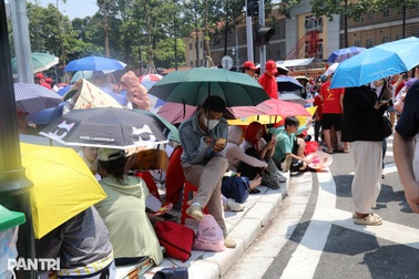 "Cuộc chiến" giữ chỗ xem diễu binh: Đội nắng, trải bạt, cắm chốt xuyên trưa