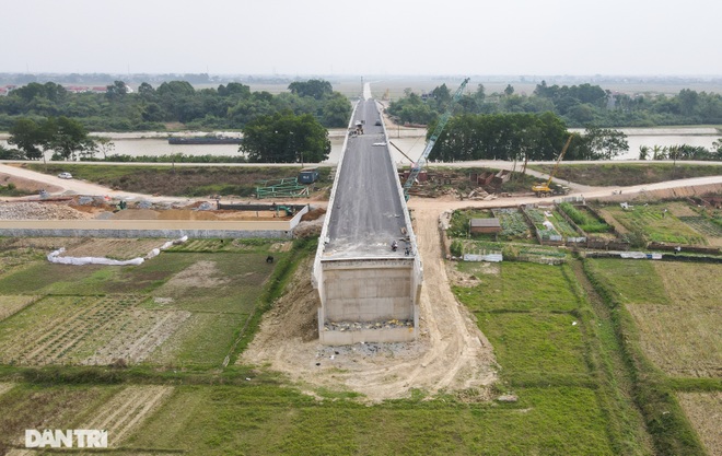 Cầu trăm tỷ đồng vượt sông Cầu xây xong thì đắp chiếu vì thiếu đường dẫn - 5 Cầu trăm tỷ đồng vượt sông Cầu xây xong thì đắp chiếu vì thiếu đường dẫn - 5