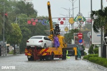 Đường phố Thanh Hóa ngập như sông, ô tô chết máy la liệt