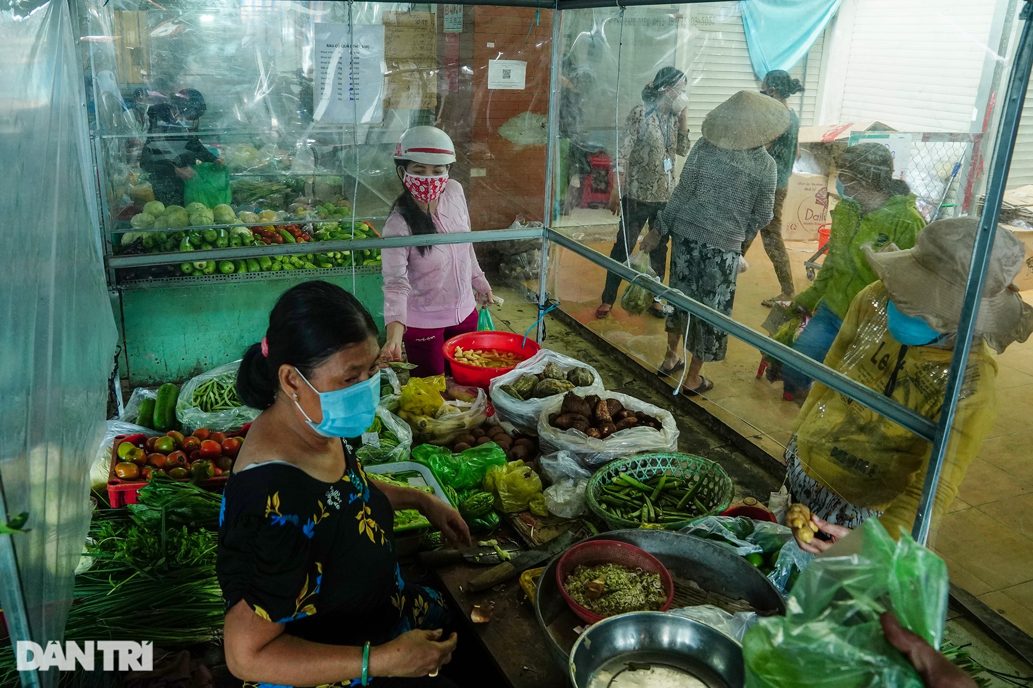 Chủ tịch TPHCM kiểm tra phòng dịch ở các chợ truyền thống - 11 Chủ tịch TPHCM kiểm tra phòng dịch ở các chợ truyền thống - 11