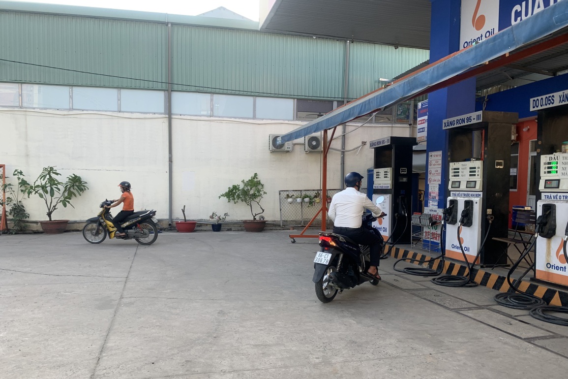 Vẫn có cây xăng ở TPHCM thiếu hàng - 1 Vẫn có cây xăng ở TPHCM thiếu hàng - 1