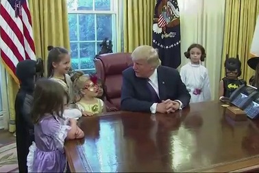 Tổng thống Trump tiếp đón trẻ em tại phòng Bầu Dục nhân dịp Halloween