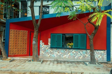 Ngôi nhà hình hộp thư “xanh vỏ đỏ lòng” đậm kiến trúc Việt xưa ở Hà Nội