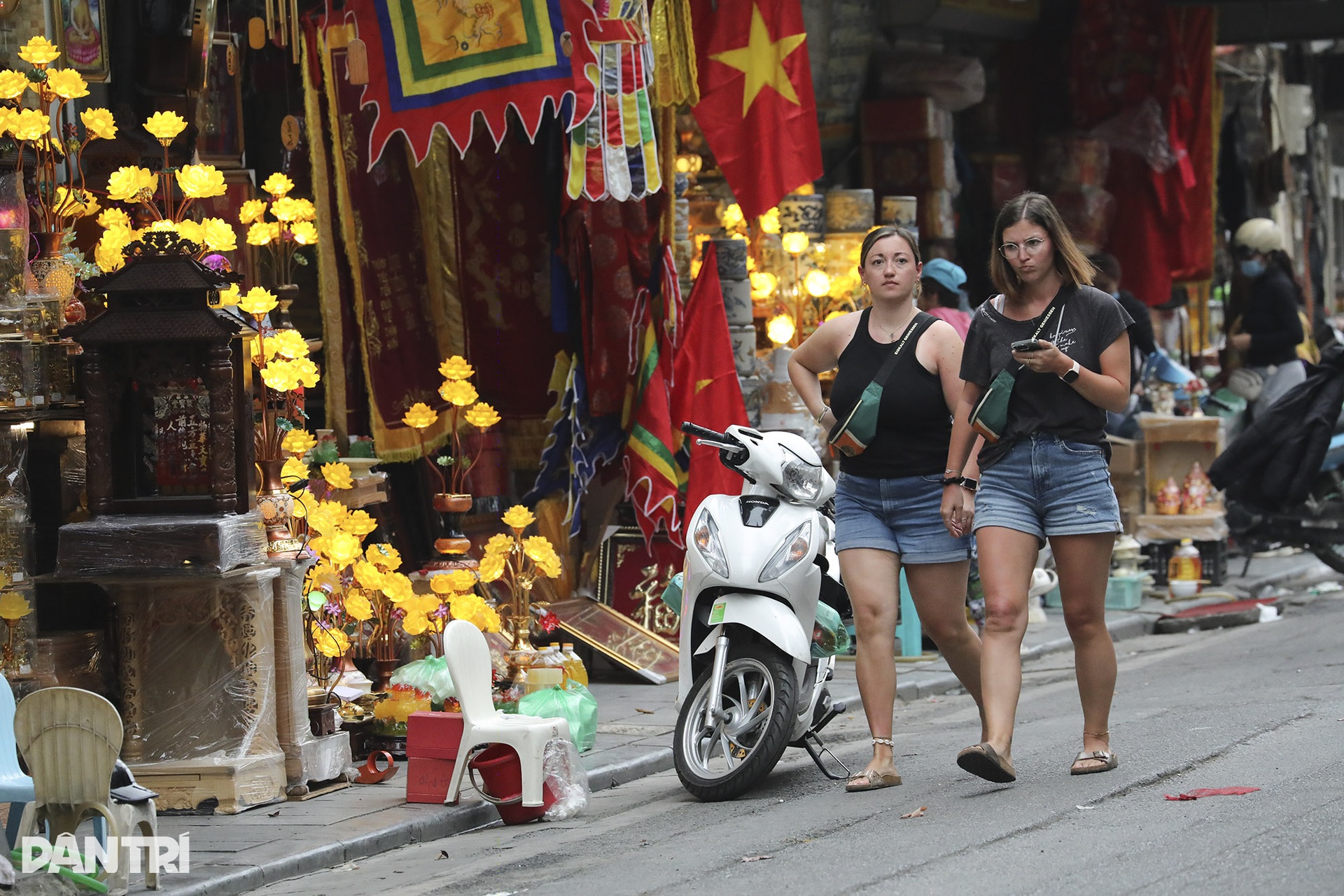 Vỉa hè ở Hà Nội không dành cho người đi bộ - 13 Vỉa hè ở Hà Nội không dành cho người đi bộ - 13