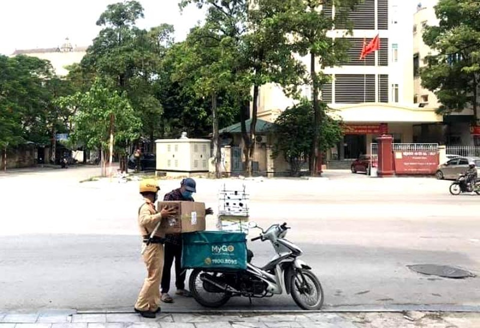 Thượng úy CSGT vác thùng đồ giúp nhân viên shipper - 2 Thượng úy CSGT vác thùng đồ giúp nhân viên shipper - 2