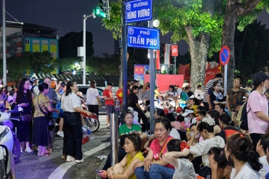 Một triệu đồng thuê người ngủ qua đêm giữ "chỗ vàng" chờ xem diễu binh