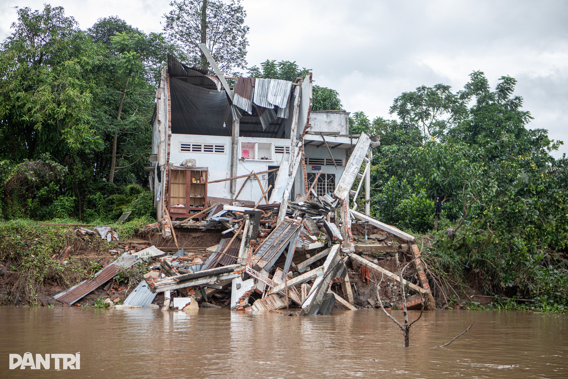 Nhiều nhà ven sông ở miền Tây bị nhấn chìm do sạt lở - 8 Nhiều nhà ven sông ở miền Tây bị nhấn chìm do sạt lở - 8