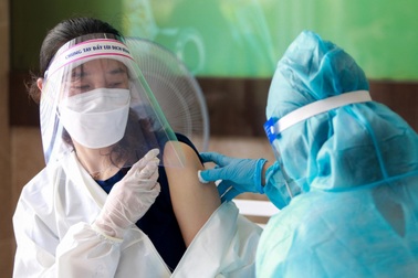 Người nước ngoài ở  TPHCM được tiêm vắc xin: Chúng tôi vui mừng và biết ơn