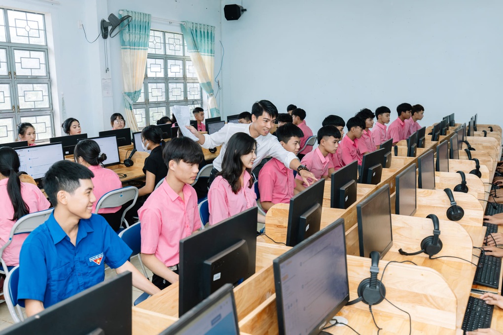 Những giáo viên nặng lòng với sự nghiệp trồng người ở vùng cao - 8 Những giáo viên nặng lòng với sự nghiệp trồng người ở vùng cao - 8