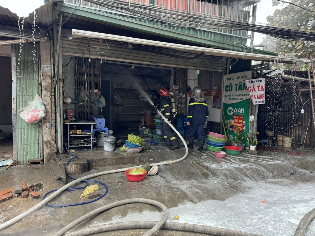 Hà Nội: Cháy nhà dân cạnh chợ Nhổn - 2