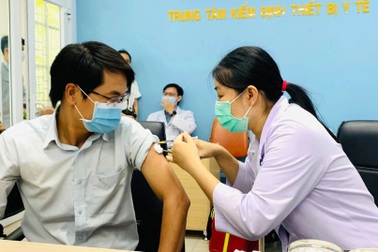 TPHCM muốn tiêm vắc xin Covid-19 cho người từ 12-18 tuổi