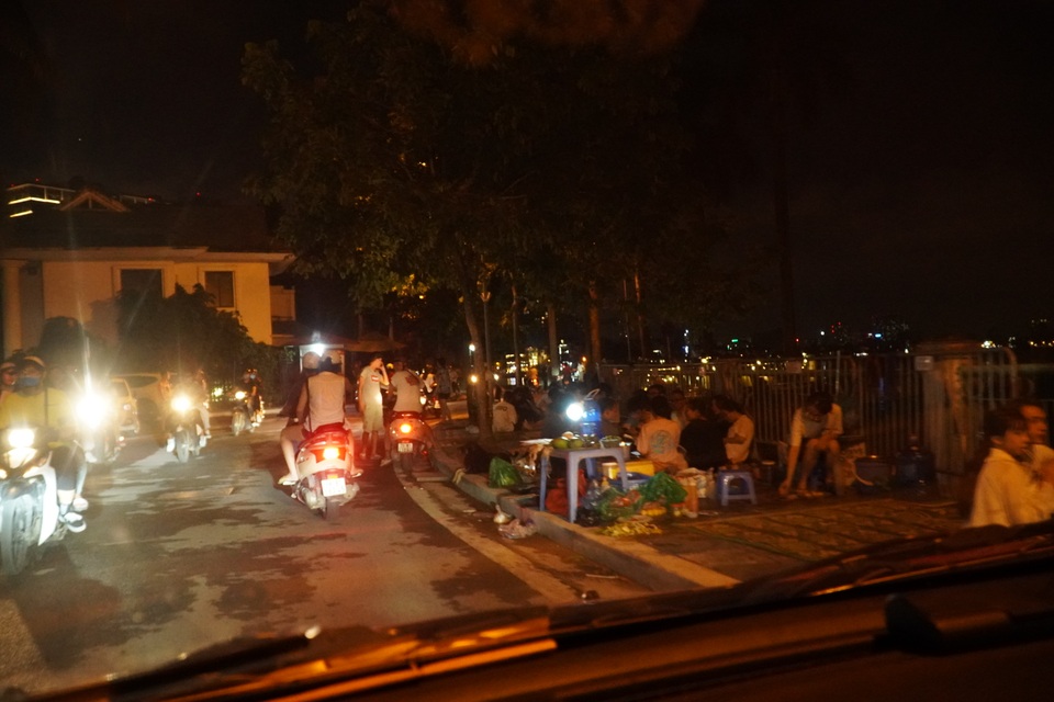 Bí ẩn cuộc điện thoại “tiên tri” giúp quán nước vỉa hè hồ Tây “sống khỏe” - 10 Bí ẩn cuộc điện thoại “tiên tri” giúp quán nước vỉa hè hồ Tây “sống khỏe” - 10