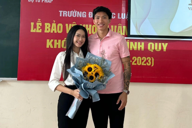 Doãn Hải My luôn có bạn trai Đoàn Văn Hậu ở bên khi bảo vệ khóa luận