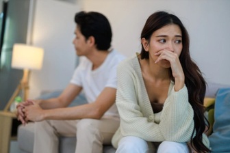 Mở hợp đồng bảo hiểm của chồng, tôi ê chề khi biết người thụ hưởng là ai