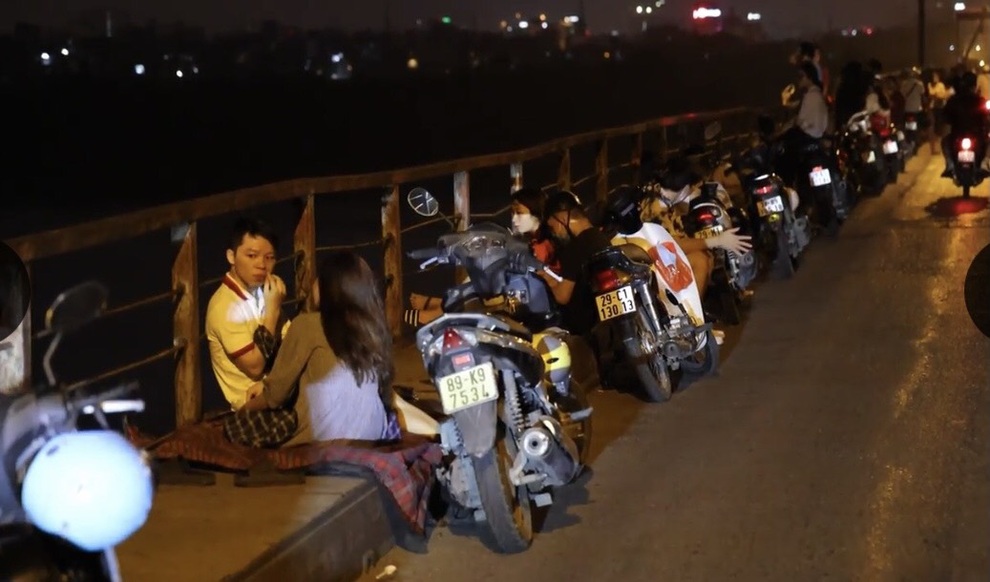 Bất chấp khuyến cáo dịch: Giới trẻ vẫn tụ tập đông nghịt trên cầu Long Biên - 5 Bất chấp khuyến cáo dịch: Giới trẻ vẫn tụ tập đông nghịt trên cầu Long Biên - 5