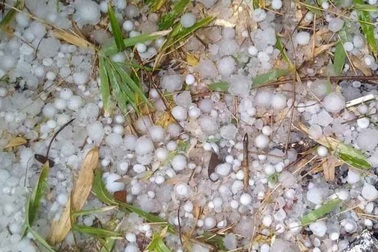 Mưa đá lớn "chọc thủng" nhiều mái nhà dân