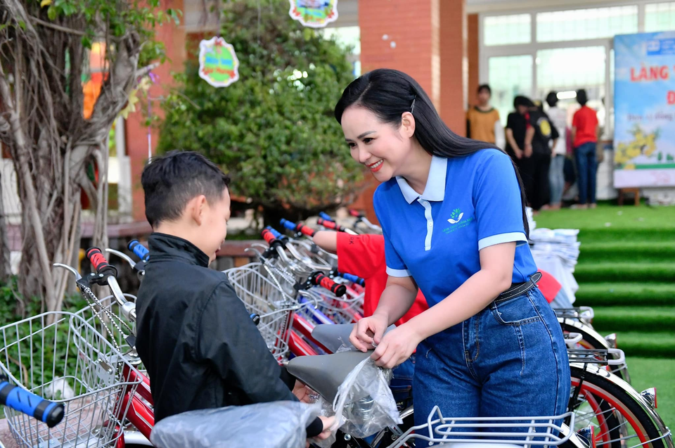 HHen Niê và Bùi Thanh Hương giản dị đi làm từ thiện - 4 HHen Niê và Bùi Thanh Hương giản dị đi làm từ thiện - 4