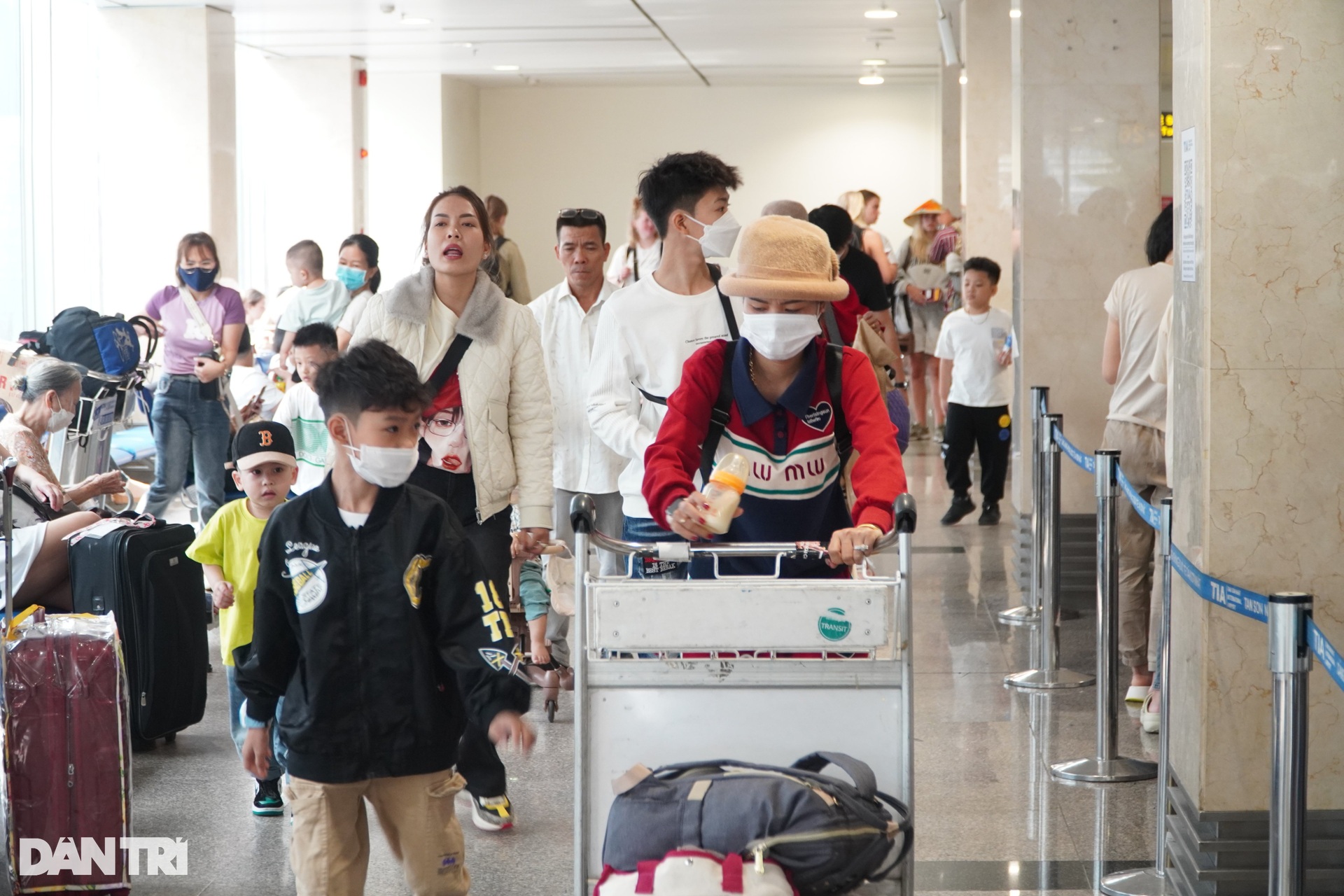 Cảnh vạ vật, mệt mỏi của nhiều người ở Sân bay Tân Sơn Nhất ngày 27 Tết - 8 Cảnh vạ vật, mệt mỏi của nhiều người ở Sân bay Tân Sơn Nhất ngày 27 Tết - 8