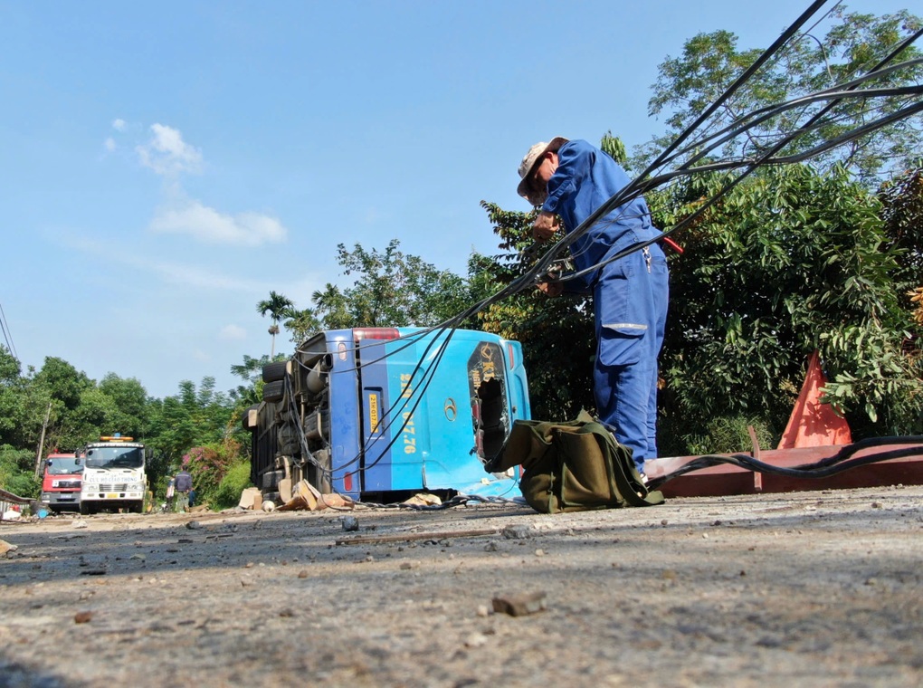 Xe khách mất phanh tự lật ở Lào Cai, 7 người thương vong - 1