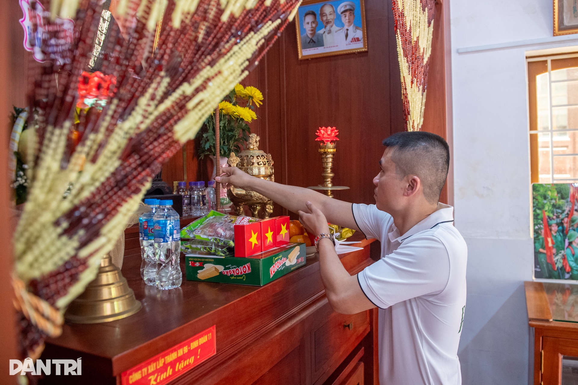 Khắc ghi công lao Mẹ Việt Nam Anh hùng và vị thuyền trưởng tàu không số - 11 Khắc ghi công lao Mẹ Việt Nam Anh hùng và vị thuyền trưởng tàu không số - 11