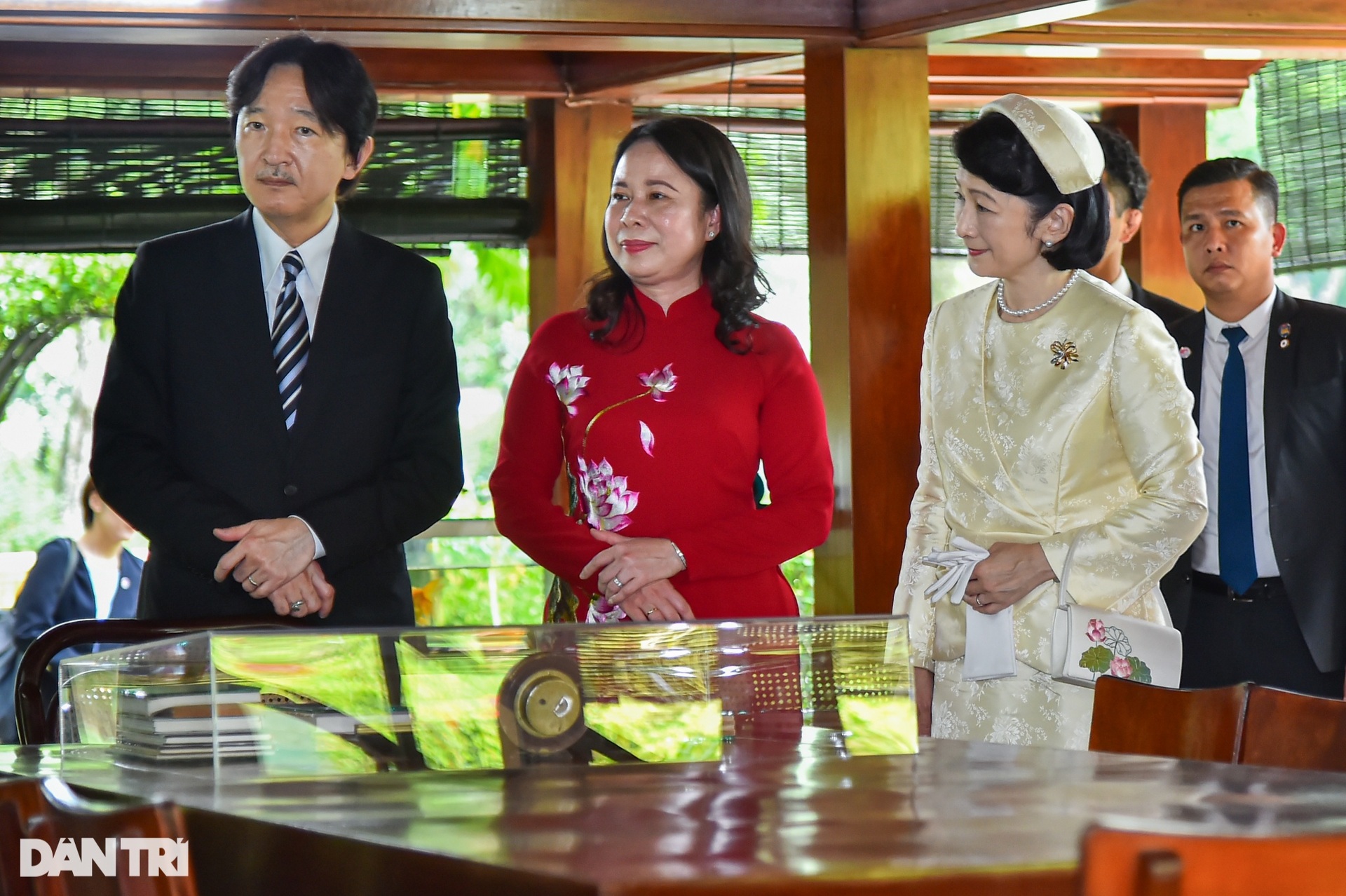 Hoàng Thái tử Nhật Bản cho cá ăn trong di tích nhà sàn Bác Hồ - 9 Hoàng Thái tử Nhật Bản cho cá ăn trong di tích nhà sàn Bác Hồ - 9