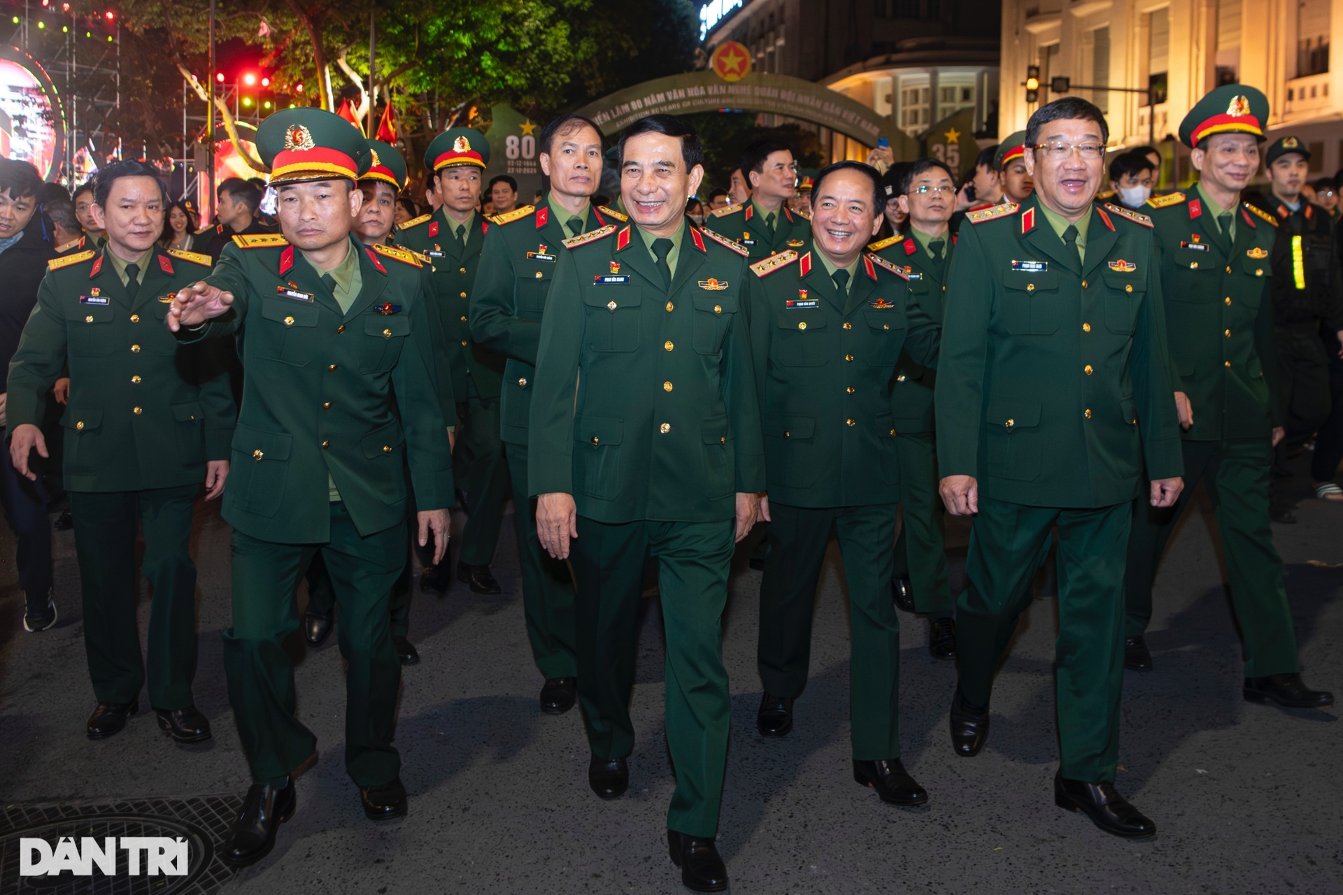 Đại tướng Phan Văn Giang gặp gỡ, bắt tay người dân trên phố đi bộ hồ Gươm - 3 Đại tướng Phan Văn Giang gặp gỡ, bắt tay người dân trên phố đi bộ hồ Gươm - 3