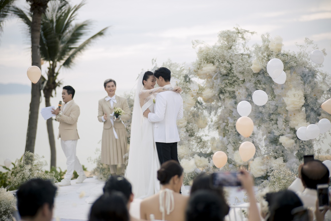 Ngô Thanh Vân bật khóc, tình tứ hôn chú rể trong lễ cưới xa hoa - 4 Ngô Thanh Vân bật khóc, tình tứ hôn chú rể trong lễ cưới xa hoa - 4