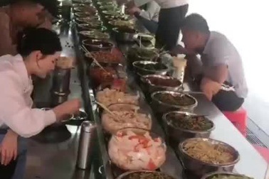 Thực hư về quán cơm vỉa hè ở Việt Nam lắp băng chuyền 40 món ăn?