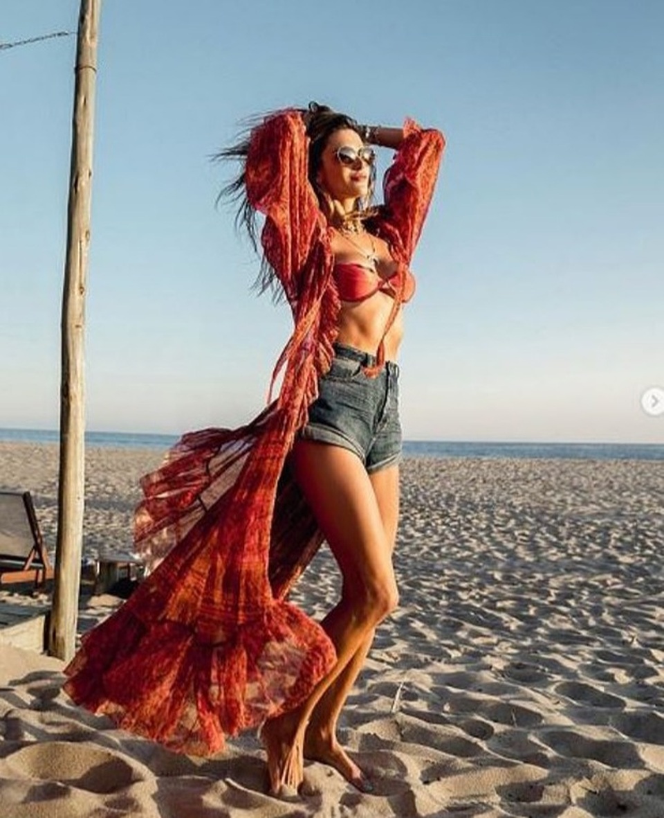 Alessandra Ambrosio gợi cảm với áo tắm - 4 Alessandra Ambrosio gợi cảm với áo tắm - 4