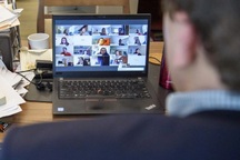 Giảng viên đại học gặp sự cố hy hữu và đầy xấu hổ khi đang dạy trực tuyến