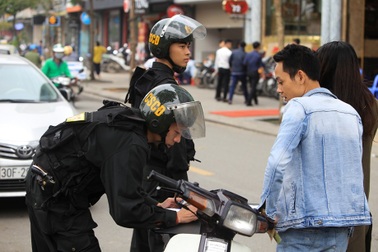 CSCĐ Hà Nội tuần tra ban ngày chống vi phạm giao thông, hình sự